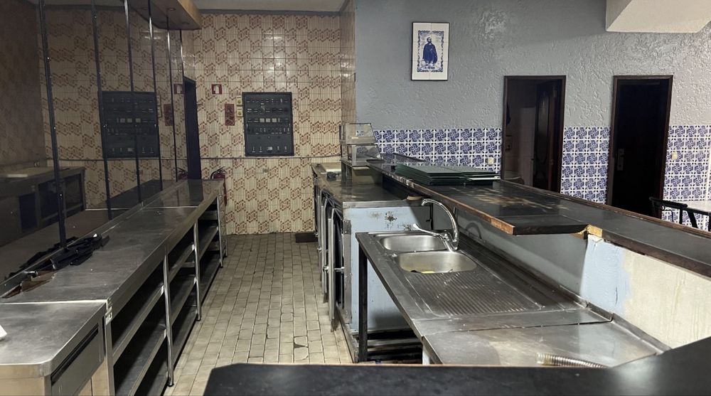 Arrenda-se espaço comercial com licença para restauração, junto à Igreja de São Pedro de Avioso (Maia).