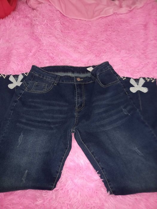 Vendo calças com enfeite