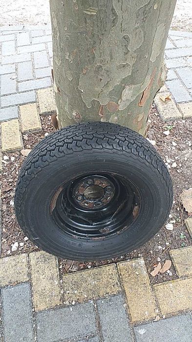 Jante R10 com pneu novo, de caravana, atrelado, reboque.