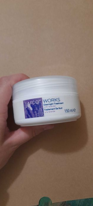 Lawendowa kuracja nawilżająca do stóp na noc Footworks z Avon!