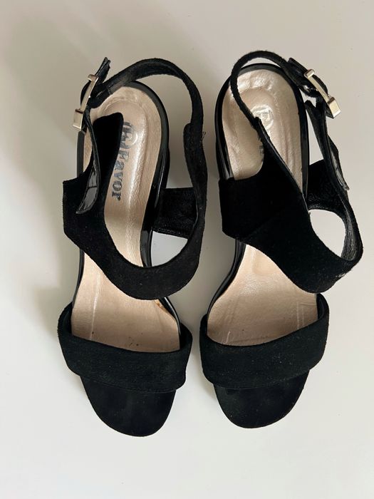 Чорні замшеві босоніжки