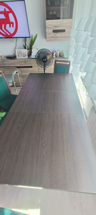 Rozkładany stół z 4 krzesłami drewnianymi