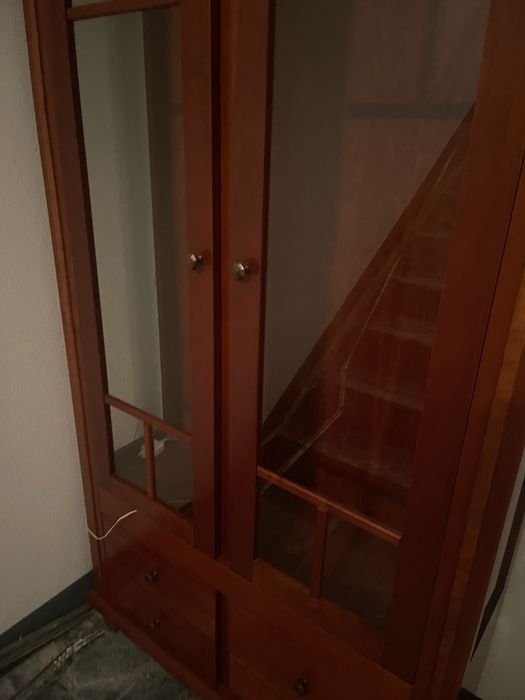 Cabine / Vitrine em madeira maciça com portas em vidro – clássica