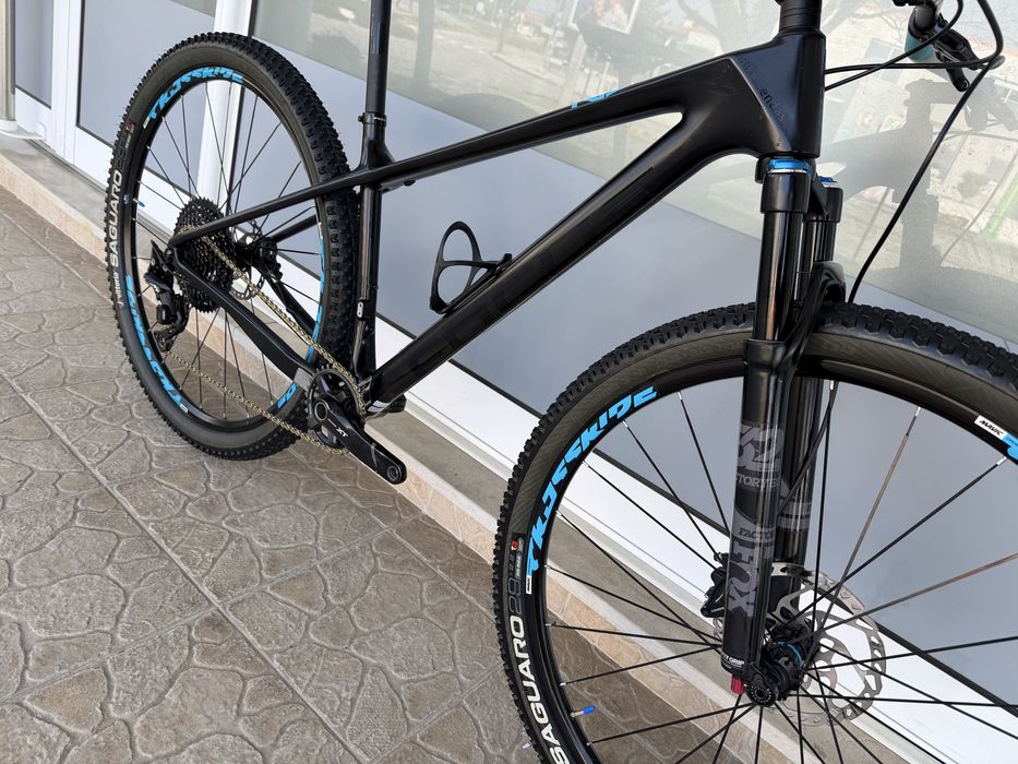 Bicicleta de BTT roda 29 - carbono 12v