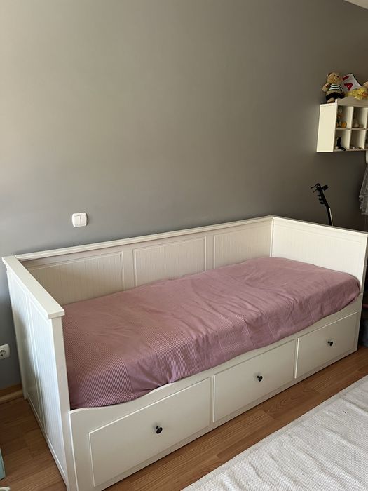 Cama individual/casal com arrumação, branca