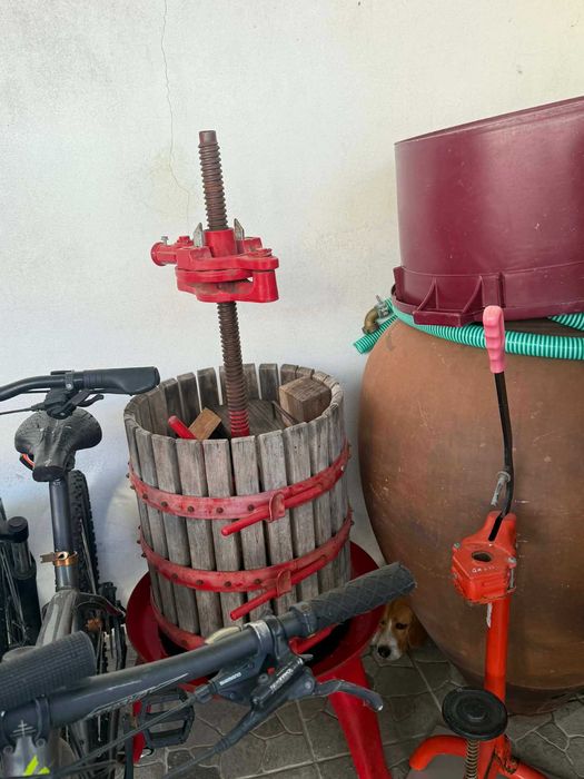 Artigos para  vinho: cubas, talha, prensa, filtro e bomba de transfega