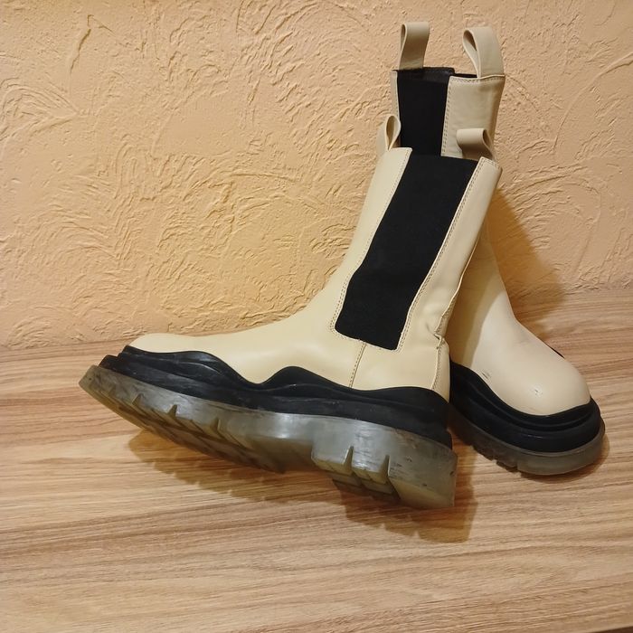 Чобітки ідеальний стан..41р.молочного кольору з чорними вставкам