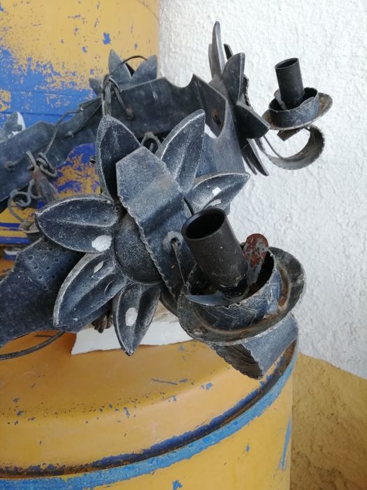 Candeeiro de teto em ferro com 6 lâmpadas.