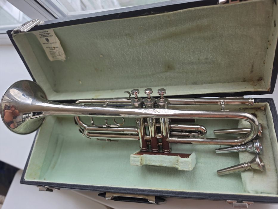 Продам духовий інструмент, труба помпова і три мунштуки і плотний футляр.