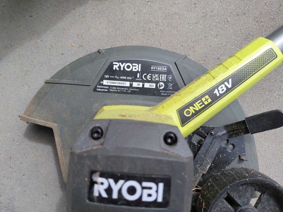 Fresadora de jardim Ryobi RY18EGA + Soprador Ryobi OBL1820S a bateria