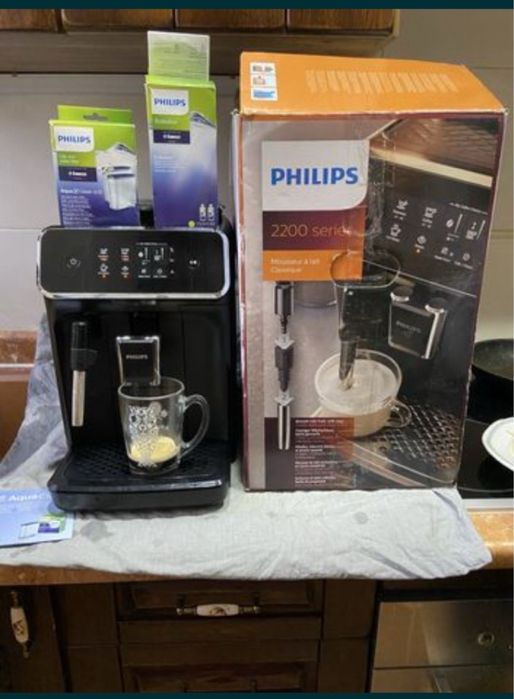 Кавомашина кавоварка кофемашина Philips LatteGo EP2200 1,5 роки з дому