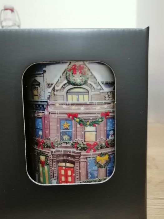 Kubek nowy z motywem świątecznym