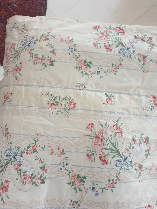 cortinados floridos e colcha