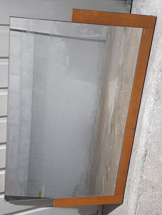 Espelho com moldura em madeira