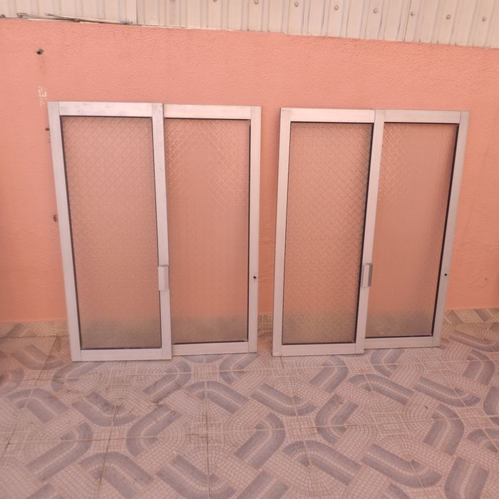 2 conjuntos de janelas alumínio s/aduela cada 50€