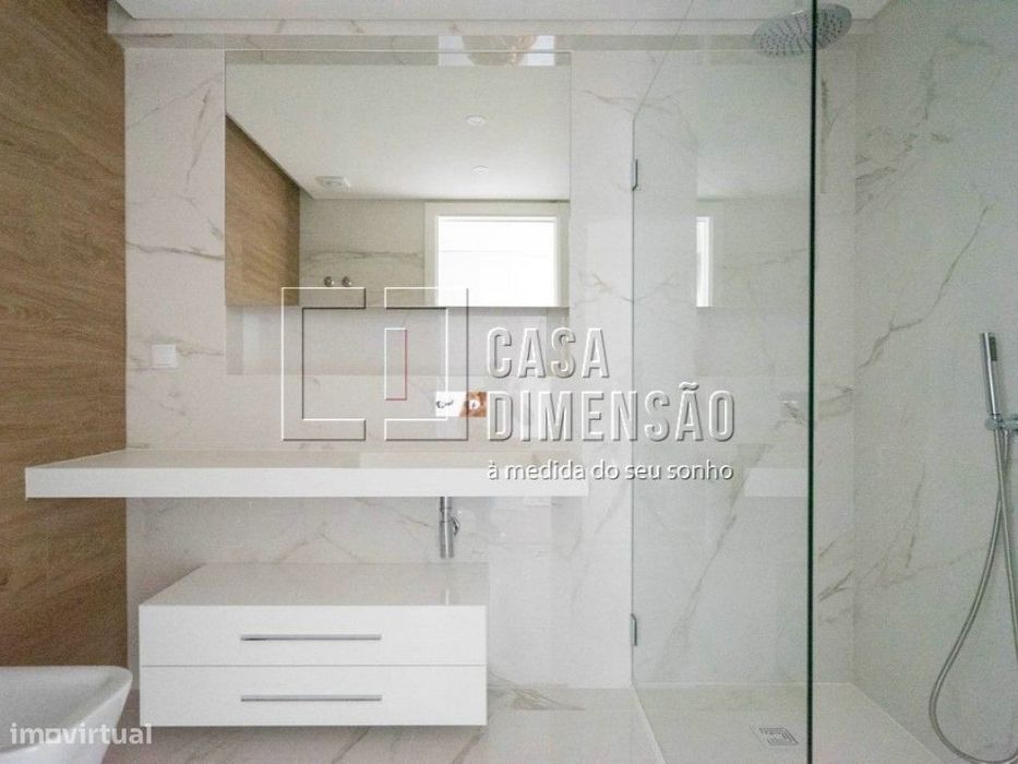 Apartamento de tipologia T1, novo com 78m2 e terraço de 92m2, inser...