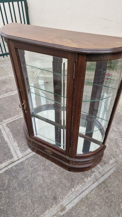 Armário vitrine antigo de vidro biselado.