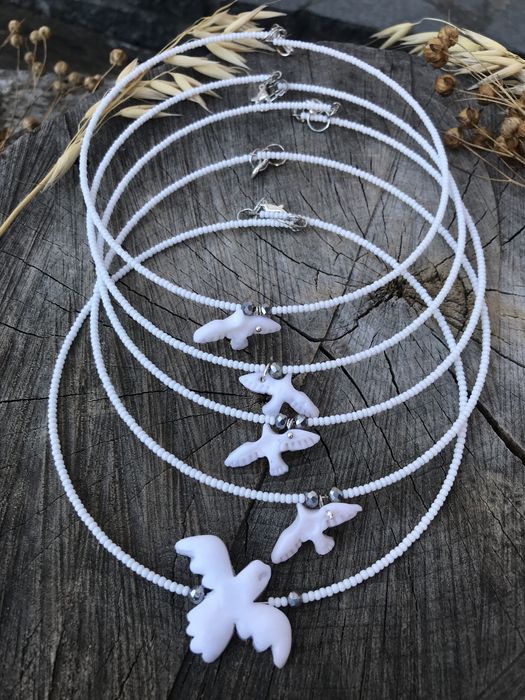 Чокер з горлицею , пташкою на основі .