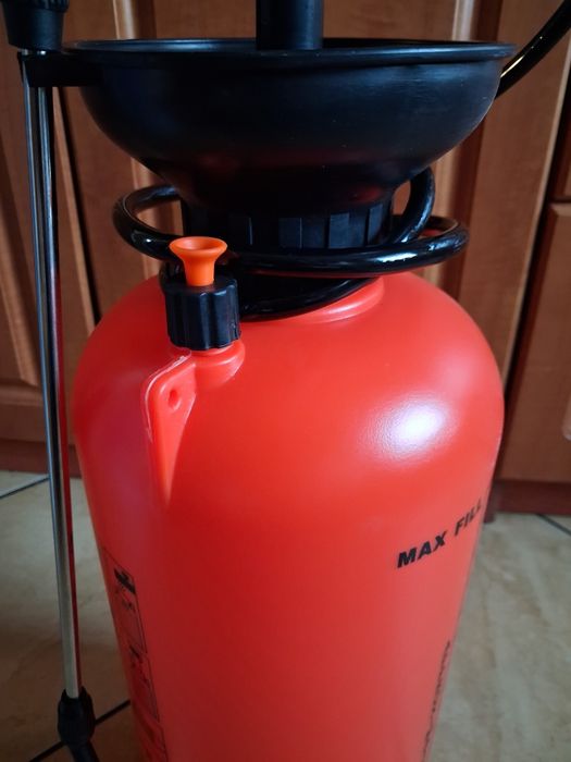 Opryskiwacz ogrodowy 8l