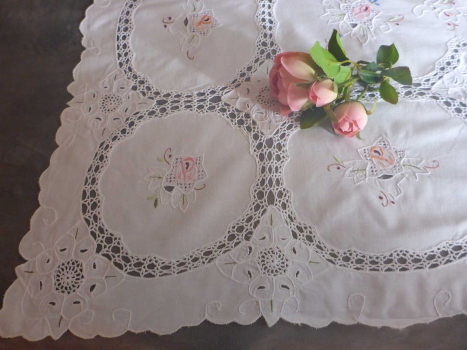 Toalha chá em linho misto, bordado floral manual  e renda 102cmx98cm