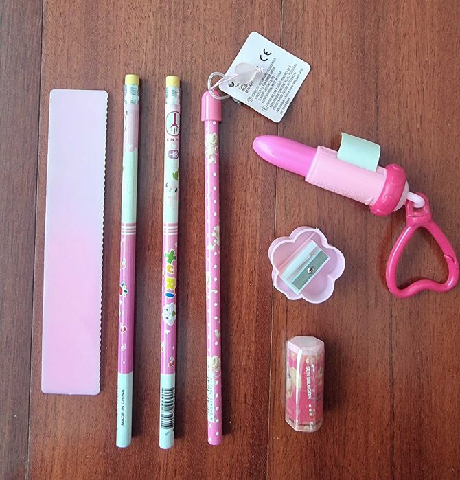 Conjunto de material escolar em tons de rosa