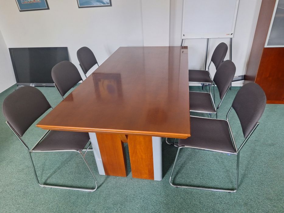 Biurko z fotelami sprzedam