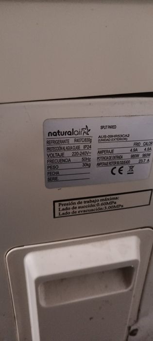 Ar condicionado em bom estado  retirado de uma pastelaria