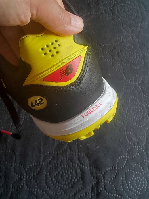 chuteira New Balance Furon V8 Elite TF (ou da versão Team correspondente), especificamente desenhada com uma sola TF (Turf) para relva sintética.