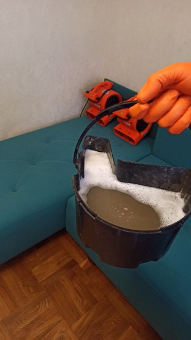 Хімчистка м'яких меблів та килимів на виїзд.