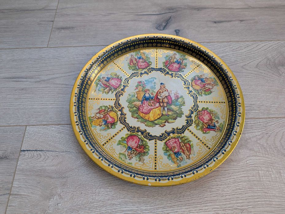 Dekoracyjna taca metalowa vintage – motyw rokokowy, średnica 32 cm