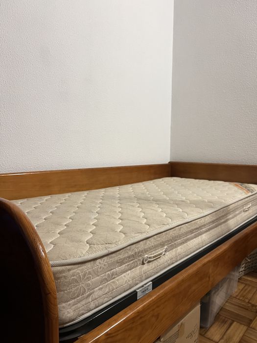 Cama, estrado, colchão (madeira maciça, molaflex)