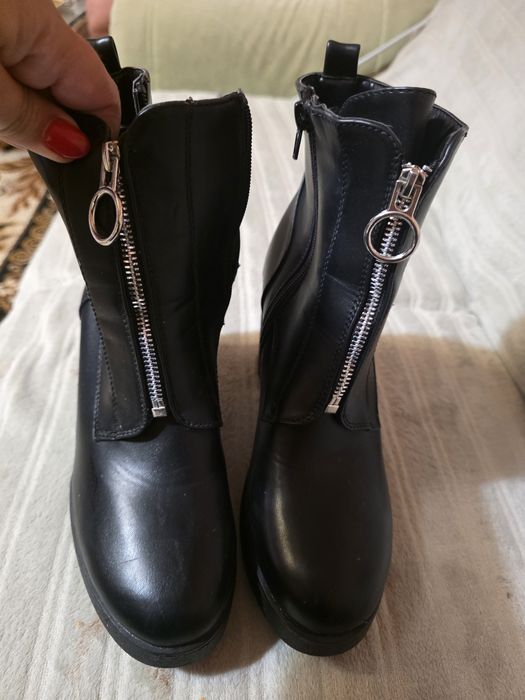 Stylowe czarne botki ALDO na słupku i platformie – Rozmiar 40 (wkładka 25,5-26 cm)