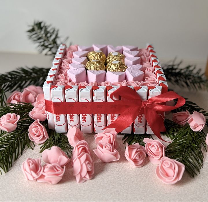 Pudełko prezentowe słodyczy/box prezentowy  z róż, ferrero rocher