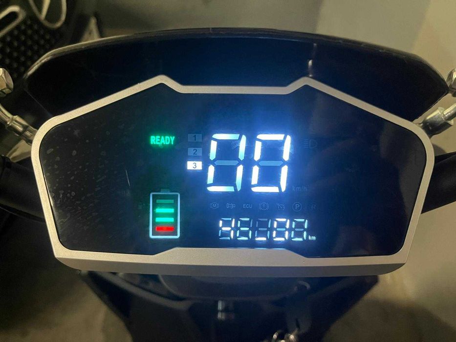 Scooter Elétrica KING K50 – Comprada em Agosto – como nova- Bateria Amovível + Mala