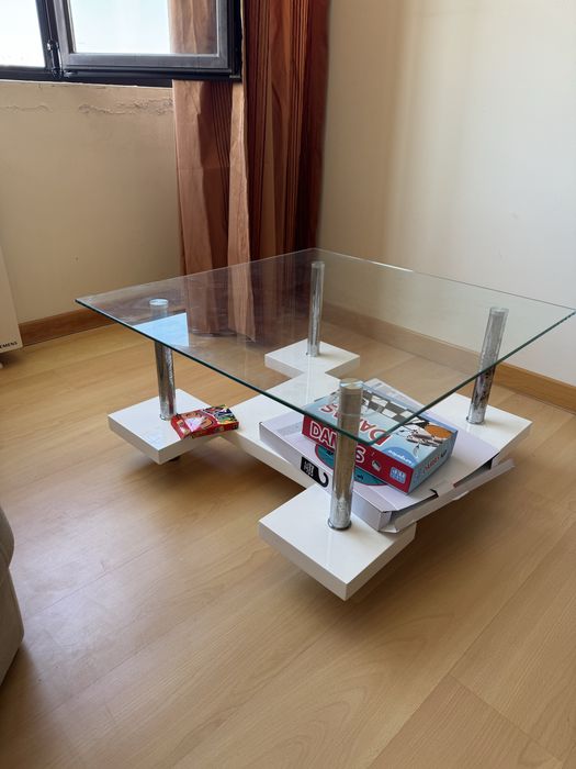Movel de tv branco em perfeito estado , sem riscos , mesa de centro  incluso no valor