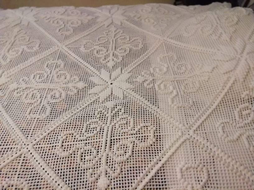 Colcha em renda feita à mão