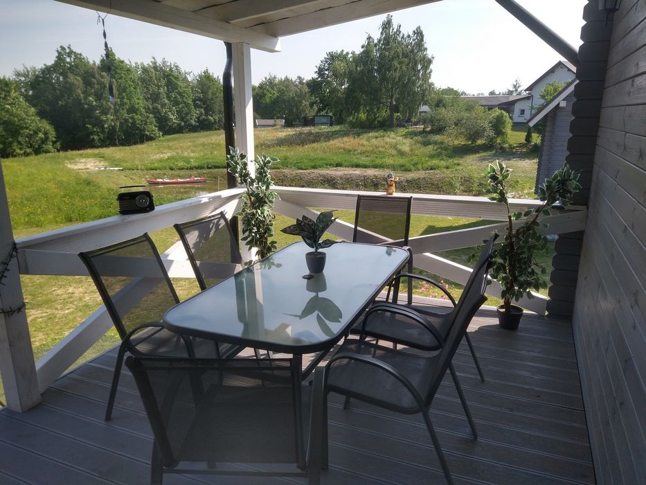 Domek z jacuzzi w cichym miejscu nad jeziorem