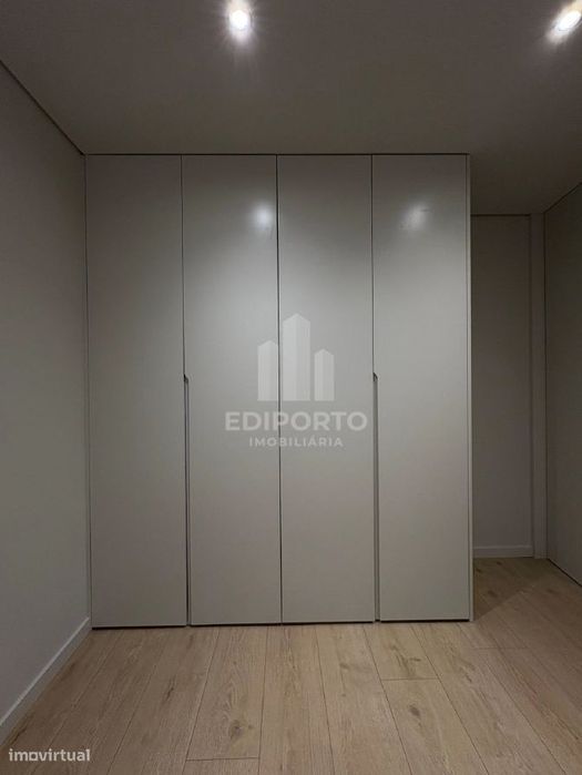 Exclusivo T1 com Varanda de 28m² e Arquitetura de Autor – S. Cosme, Go