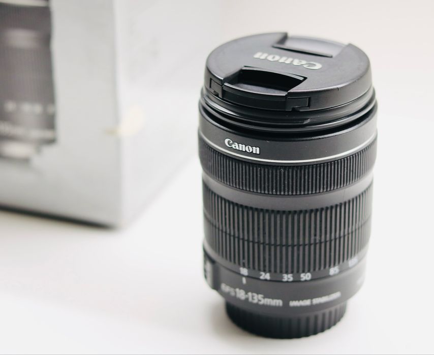 Objetiva Canon EF-S 18-135mm f/3.5-5.6 IS STM