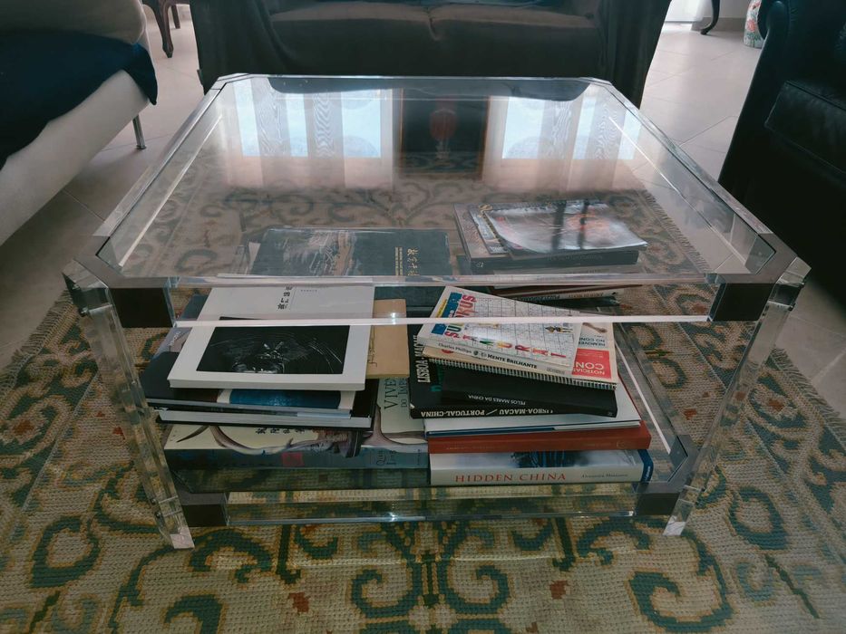 Mesa de centro de sala em acrílico