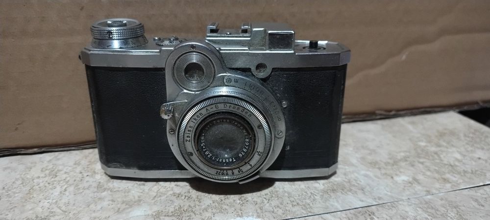 Фотоапарат Цейс.
