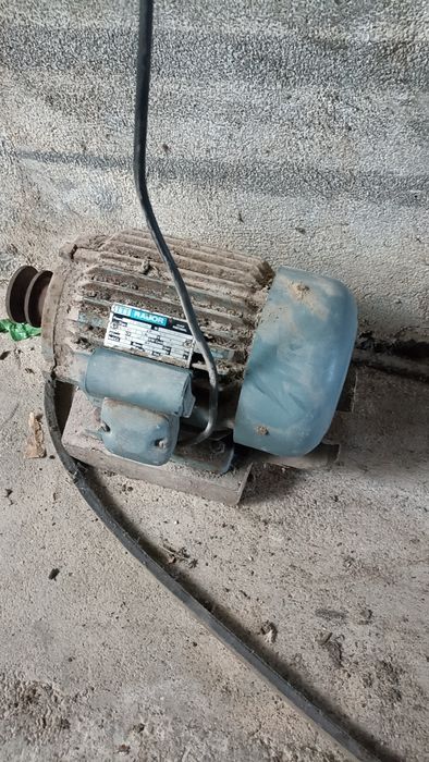 Esmagador de uvas antigo com motor