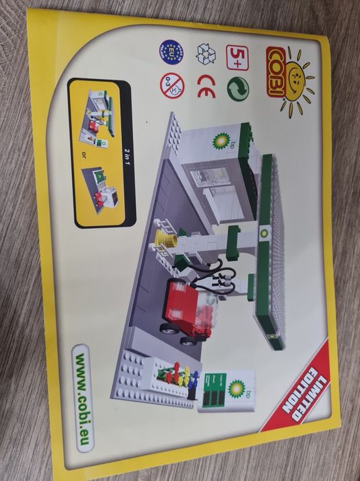Cobi stacja paliw BP oraz cysterna