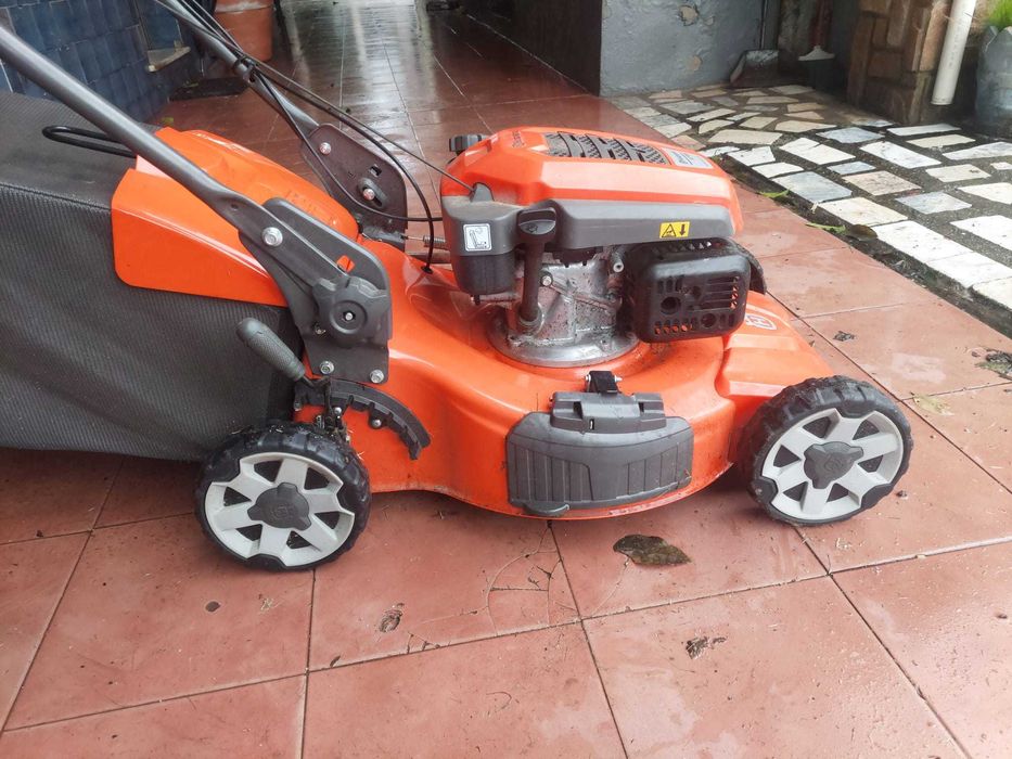 Corta relva Husqvarna LC151