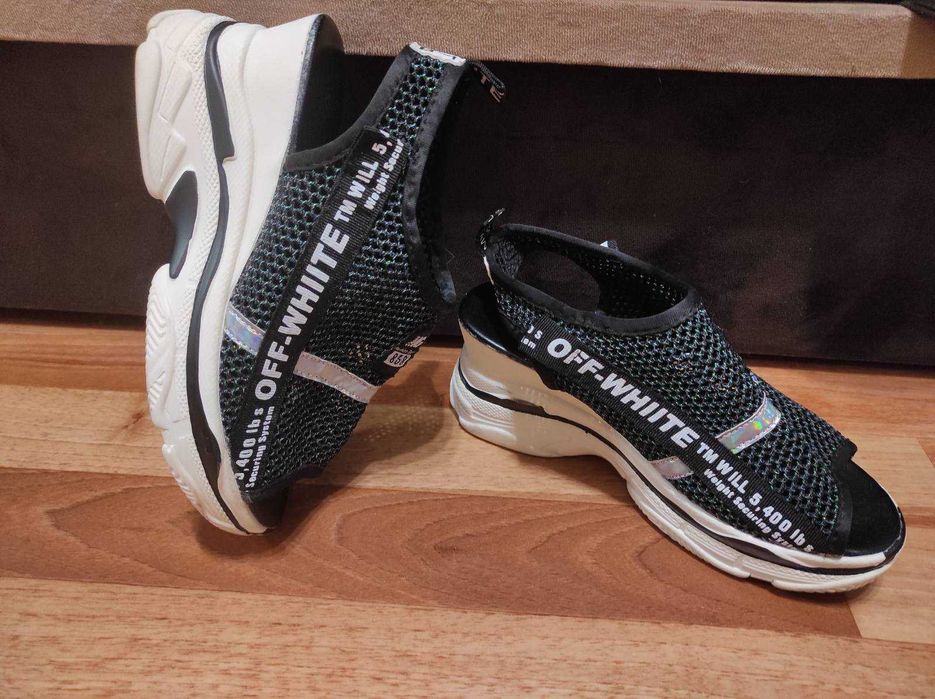 Женские босоножки на танкетке