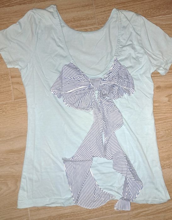 T-shirt azul, Laço.