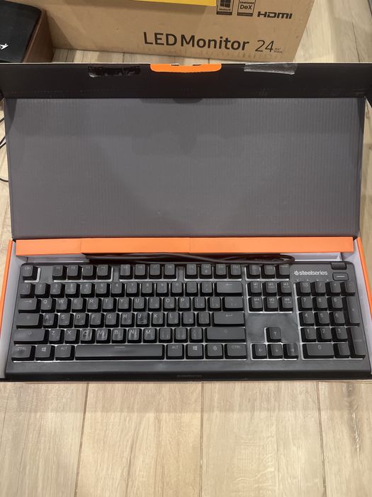 Монітор комп’ютерний, роутер, клавіатура, колонки