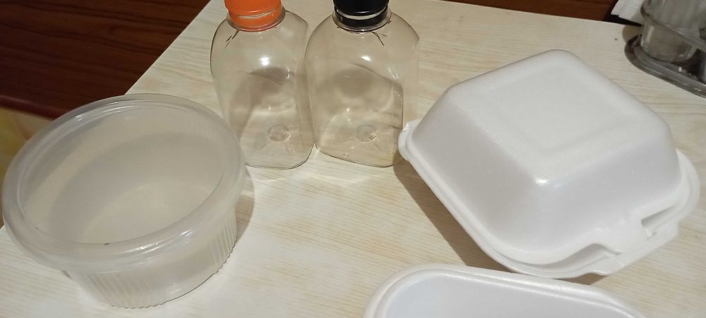 Пластиковые ложки вилки и бутылочки маленькие и ложки пластиковые