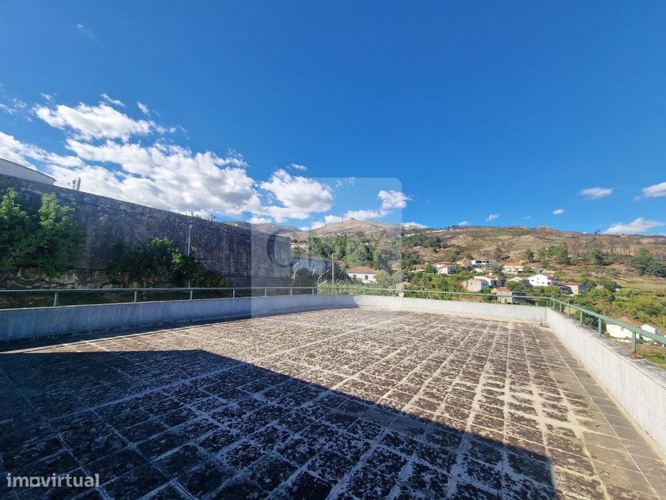 Moradia T4+1 de Rés do Chão e Andar com Terraço Panorâmico