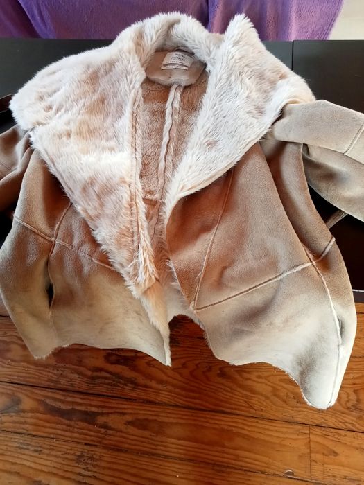 Casaco de pele com pêlo por dentro  da Bershka